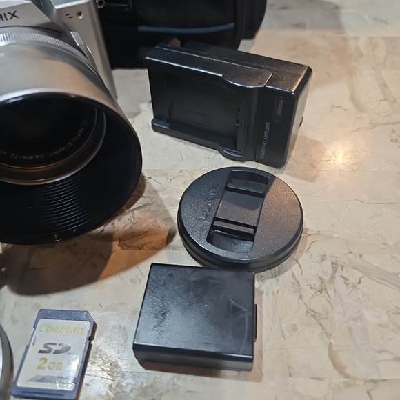 Panasonic LUMIX DMC-FZ10 digital camera W/ Bag, 2gb Memory Card TESTED W… - Picture 3 of 15